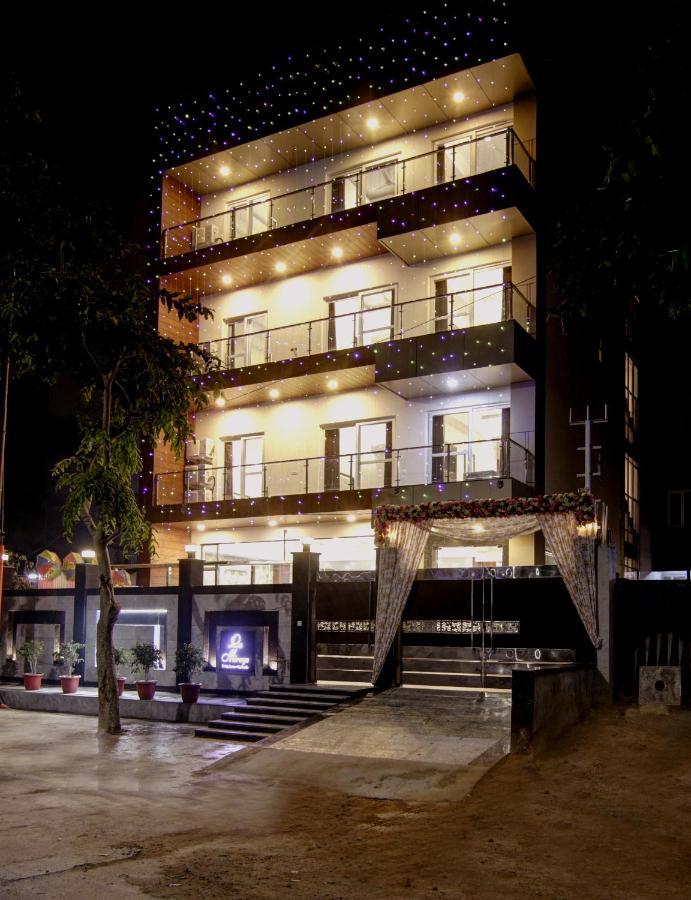 Hotel La Mirage Нойда Экстерьер фото