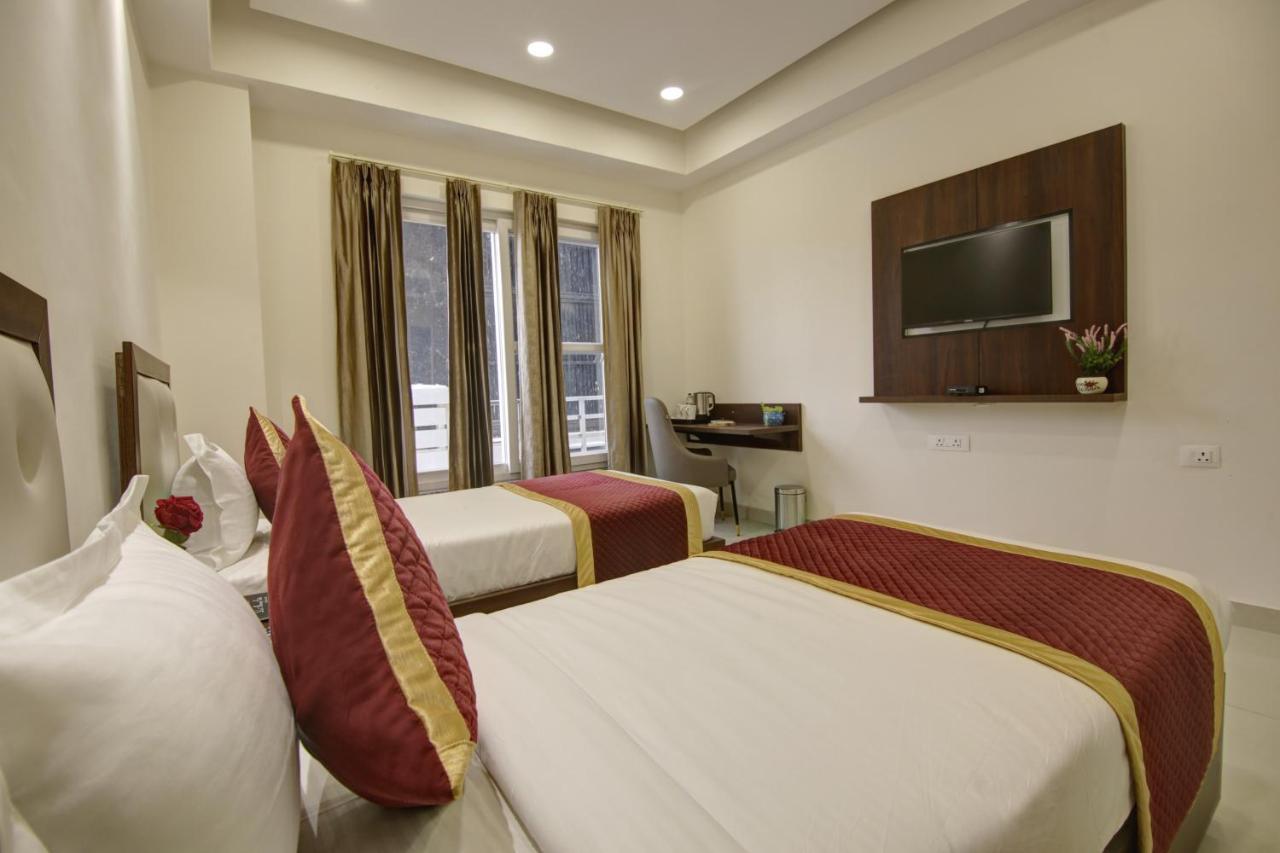 Hotel La Mirage Нойда Экстерьер фото