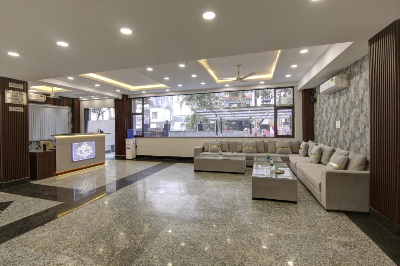 Hotel La Mirage Нойда Экстерьер фото
