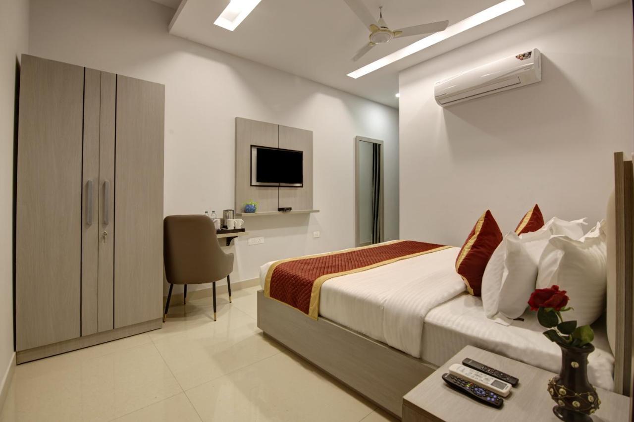 Hotel La Mirage Нойда Экстерьер фото